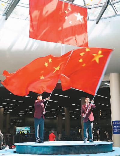 探秘关晓彤辟谣后露面,戴鹿晗品牌帽子,两人感情是否稳定?蜗牛问答,解答你的疑惑!