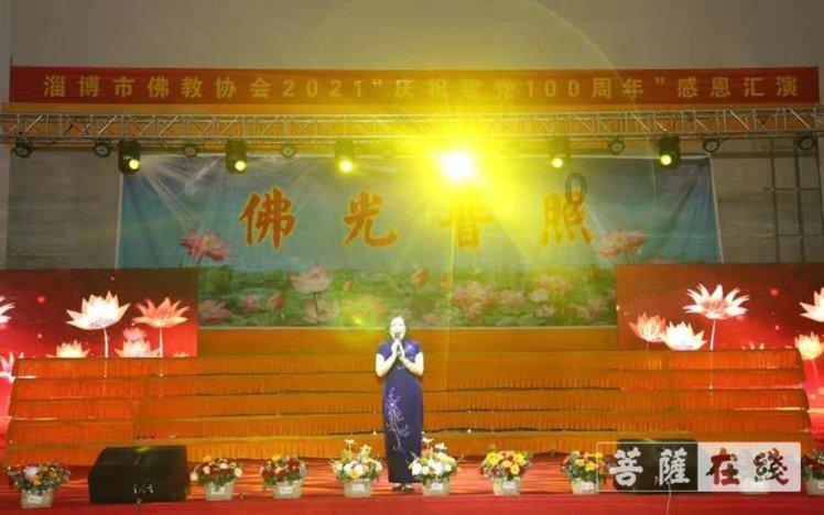 高空畅游的女孩