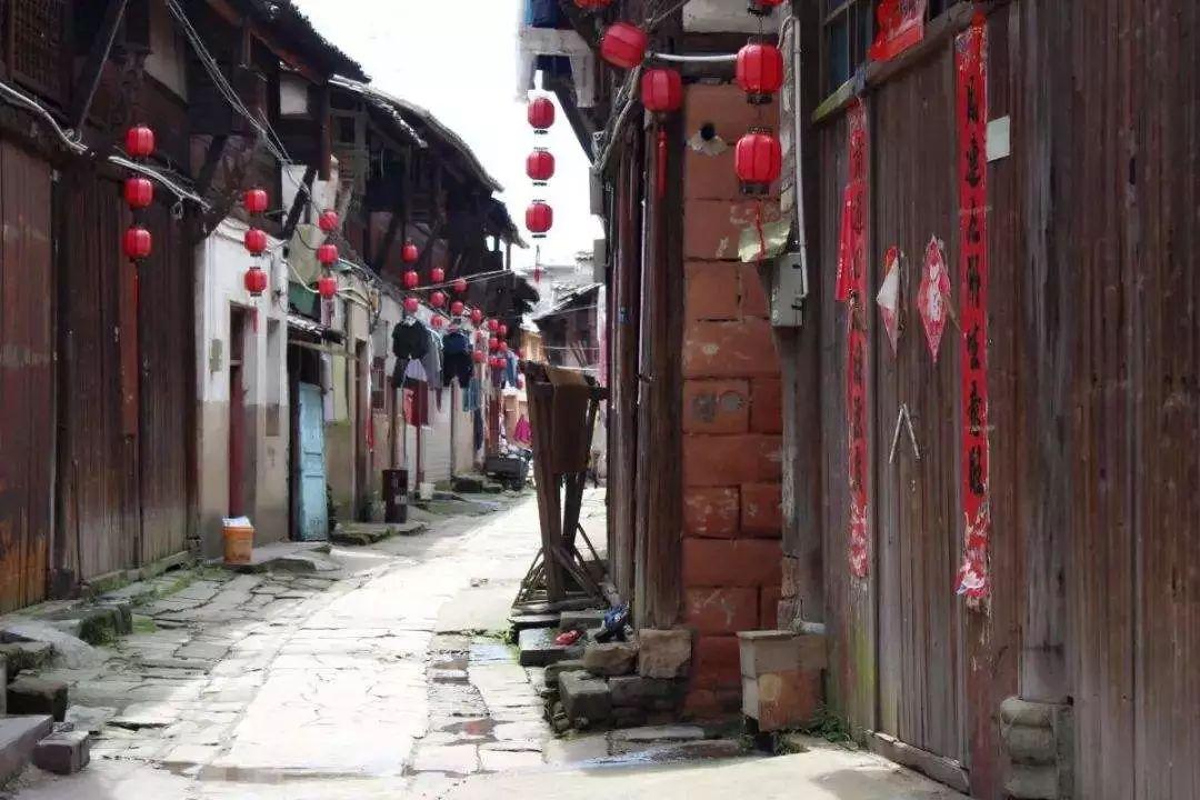 逃离阴暗的房屋